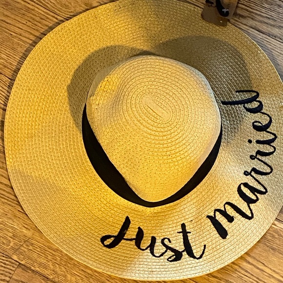 Just married bride hat - Never Worn NWT! - Picture 1 of 2